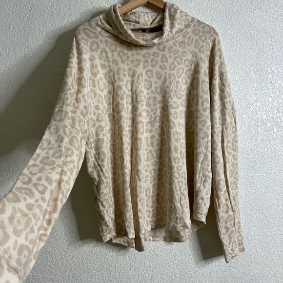 Splendid Cowl Neck Pullover Top Oatmeal Leopard Large NEW - Picture 3 of 9